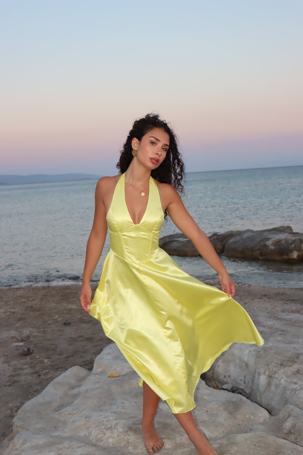 VELVETTA – Yağ Sarısı Deri Desenli Saten Elbise